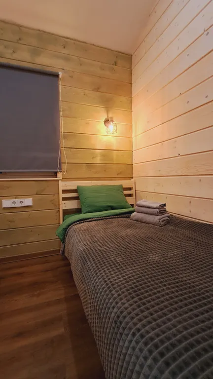 Уютный дом в еловом лесу