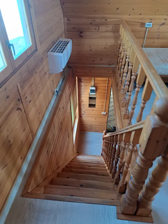 Домик у пруда с тёплым бассейном