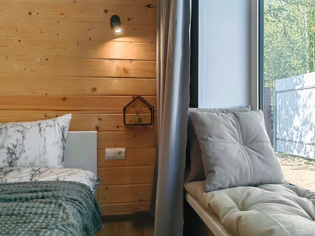 Уединенный домик возле леса