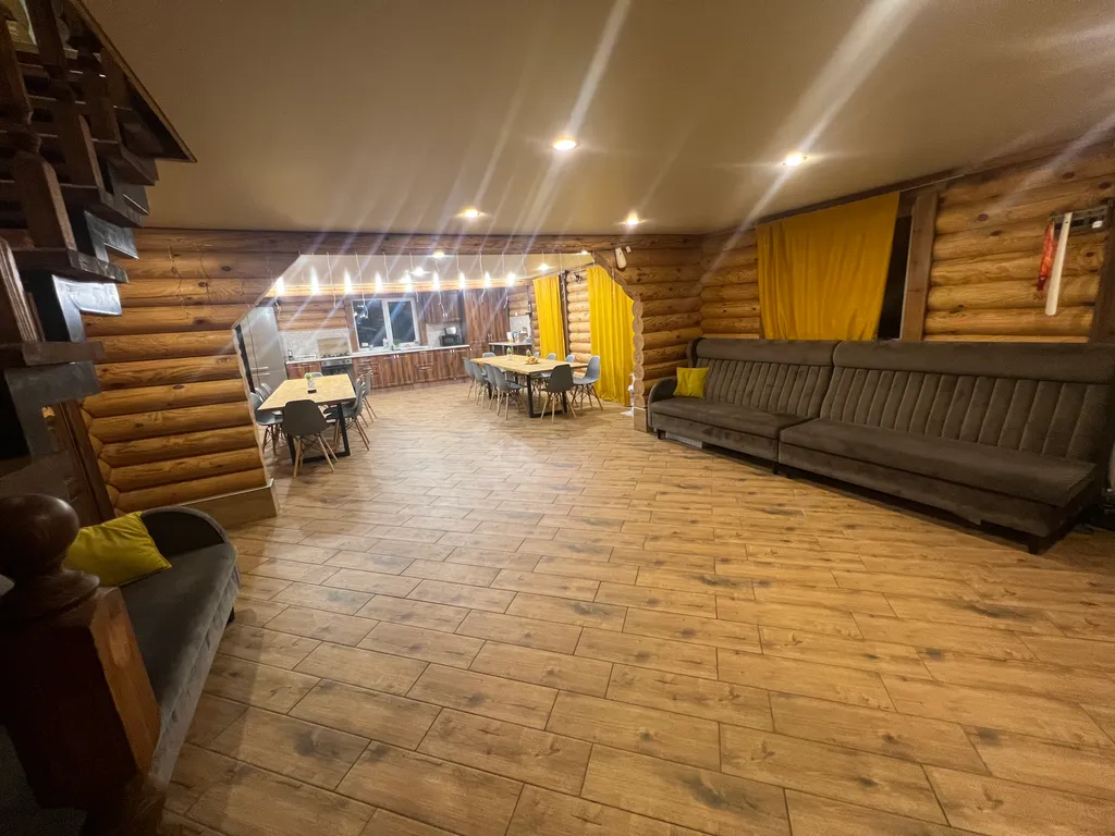 Деревянный дом с бассейном