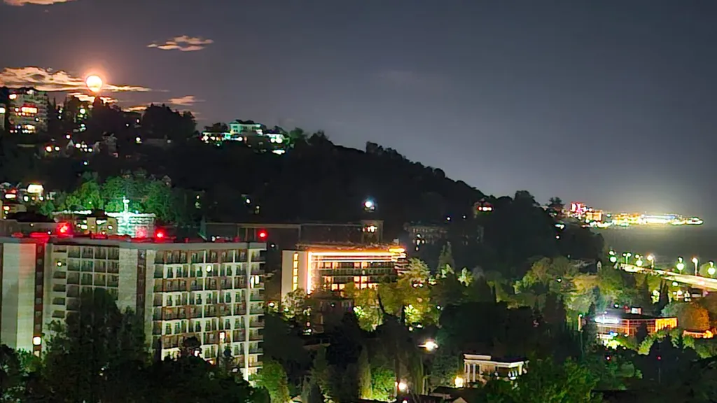 Апартамент с панорамными окнами с видом на море, горы и лес в Хосте