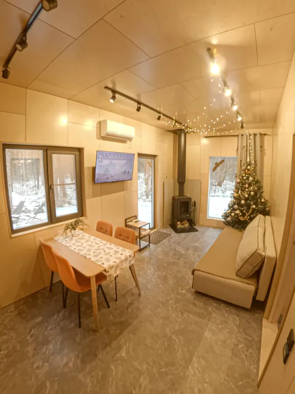 Домики с панорамными окнами и видом на лес