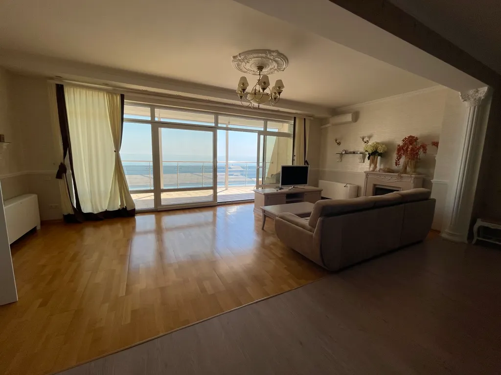 Апарт в Ласпи с террасой, 3 спальни, кухня, у самого моря, для 4-5 человек