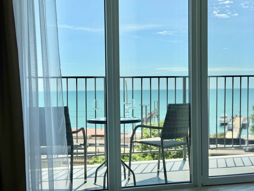 Двухкомнатная квартира с прямым видом на море