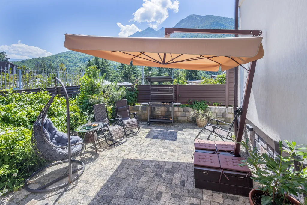 Дом у сквера в центре Поляны