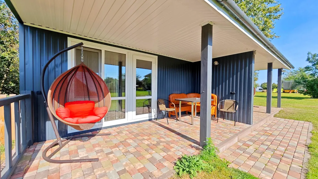 Коричневый домик-студия делюкс с террасой, кондиционером, лужайкой