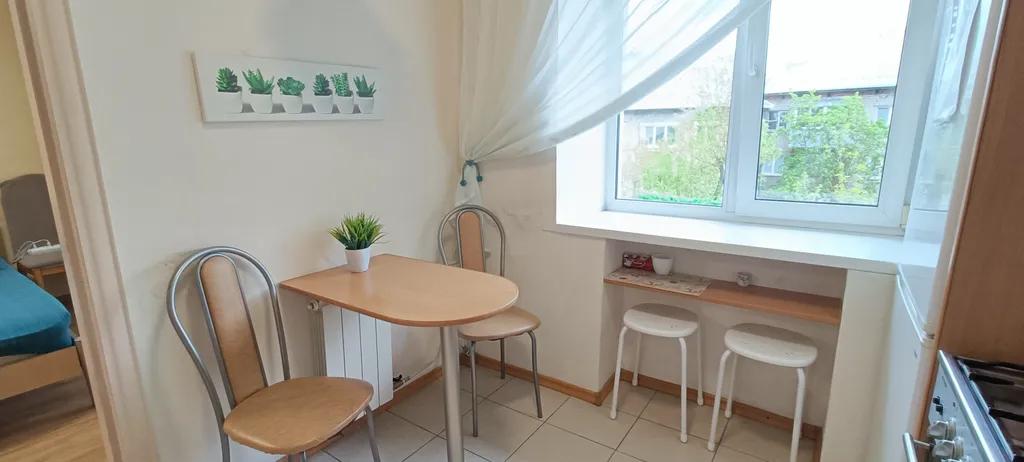 В центре с балконом