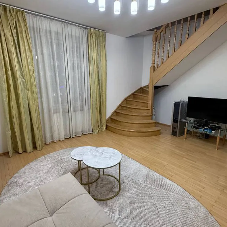 Просторная двухуровневая квартира с джакузи