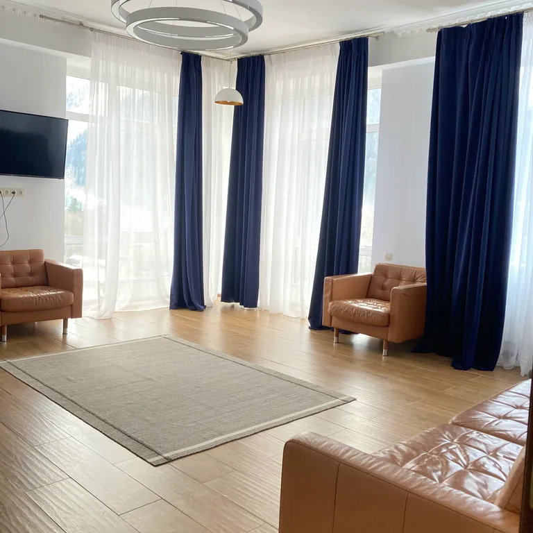 Современная квартира с панорамными окнами в двух минутах от канатки