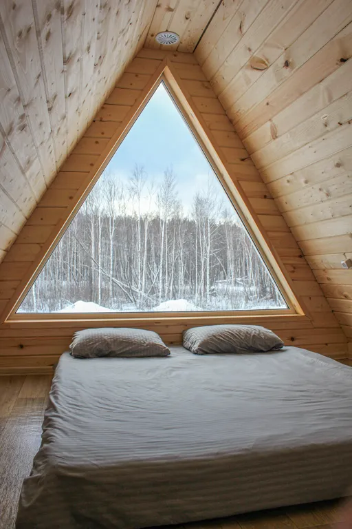 Уютный дом у ручья