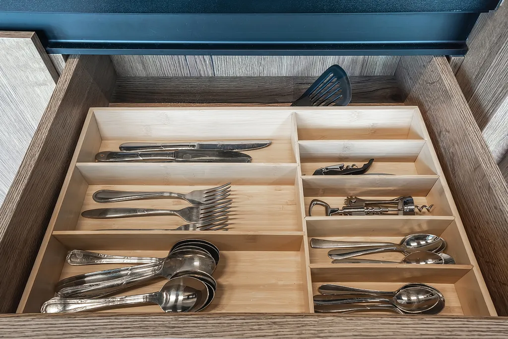 Угловой апартамент с ванной у окна