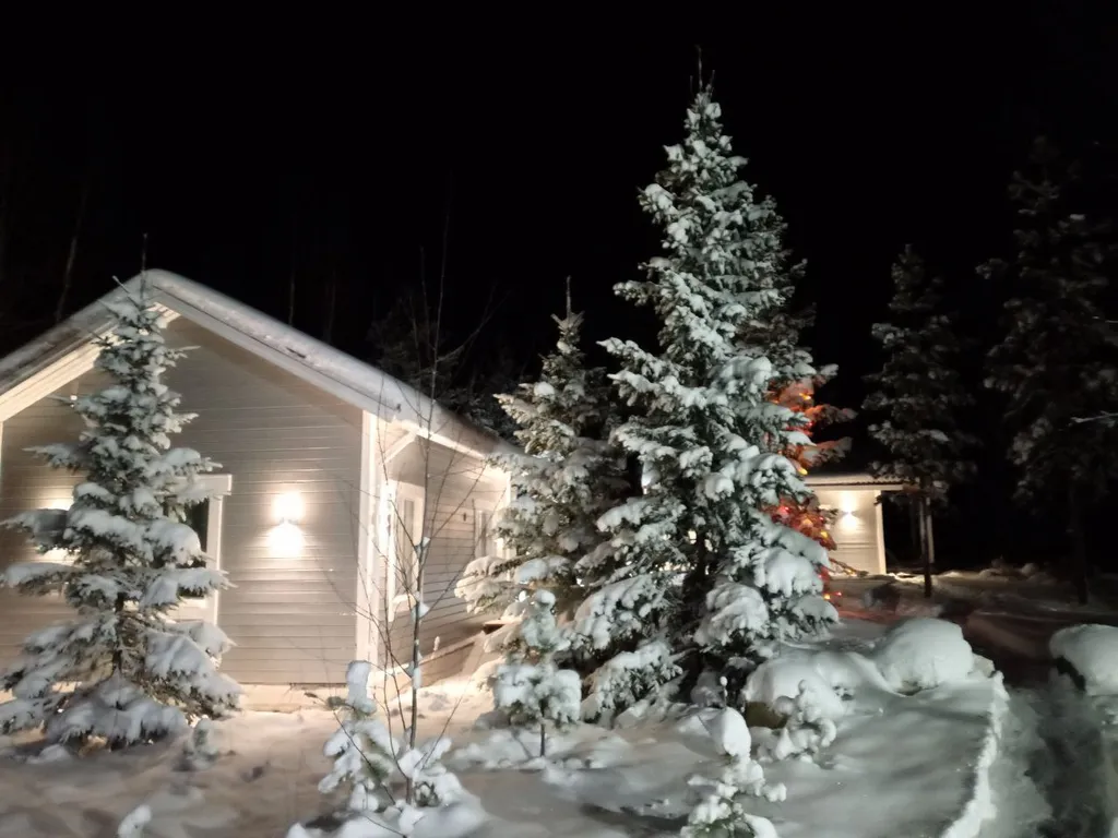 Дом и баня у скалы