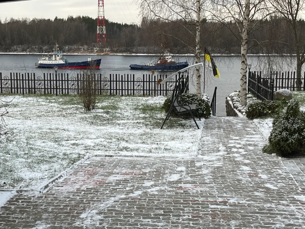 Коттедж на берегу Невы с lounge в гараже