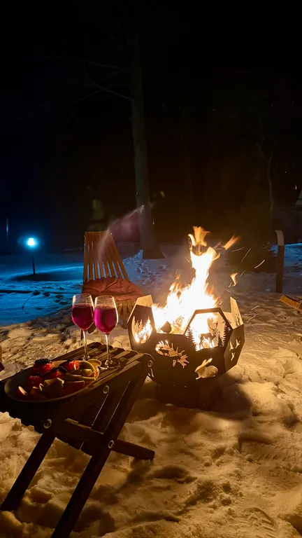 Уютный дом в лесу у озера вблизи от города