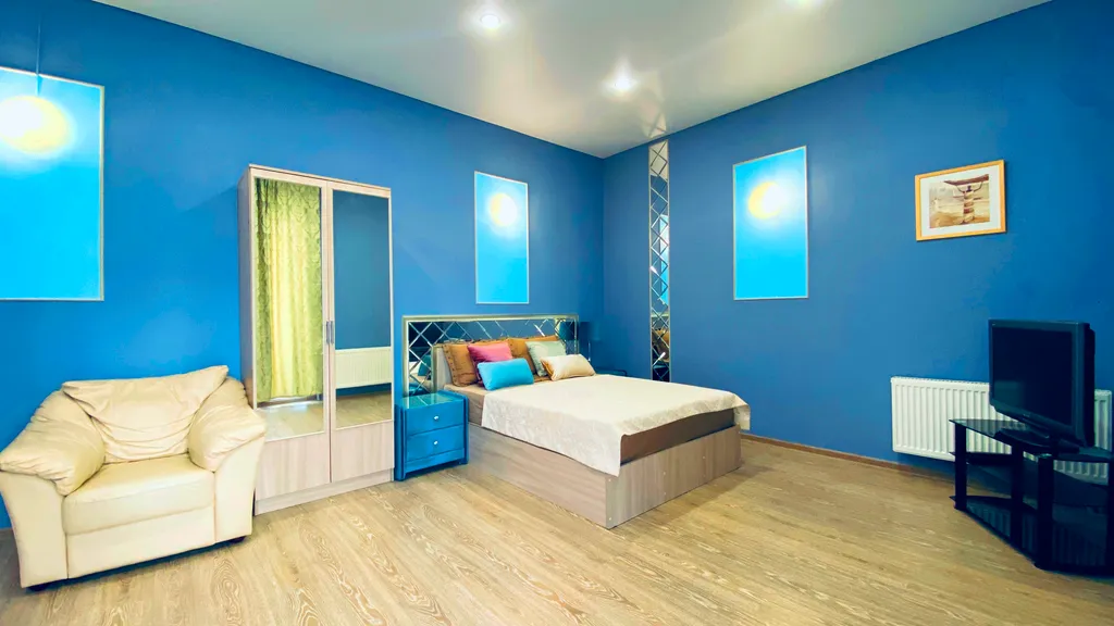 Просторная квартира с лоджией на площади Революции — аренда посуточно в Челябинск