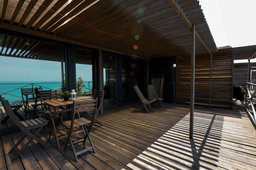 Четырехместный номер с террасой и видом на море.