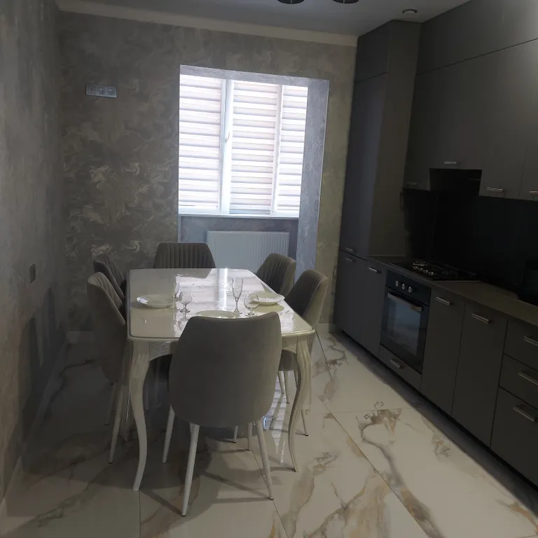 Уютная квартира в новом районе города с видом на горы