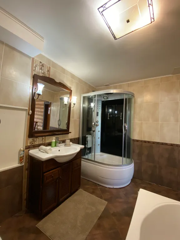 Уютный дом с камином в центре