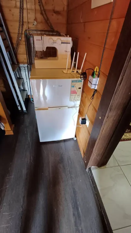 Деревянный дом в горах с видом на море