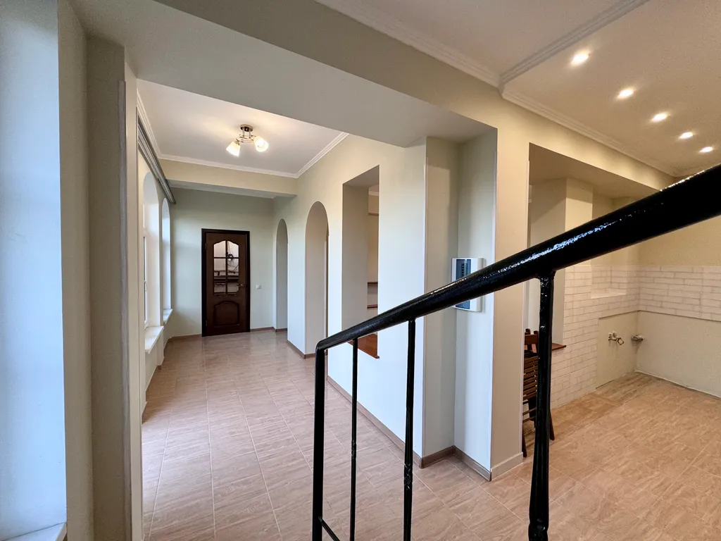 3-этажный дом с садом недалеко от моря