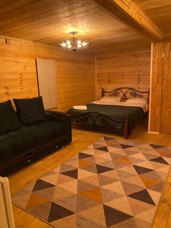 Домики-шале с видом на сосновый лес