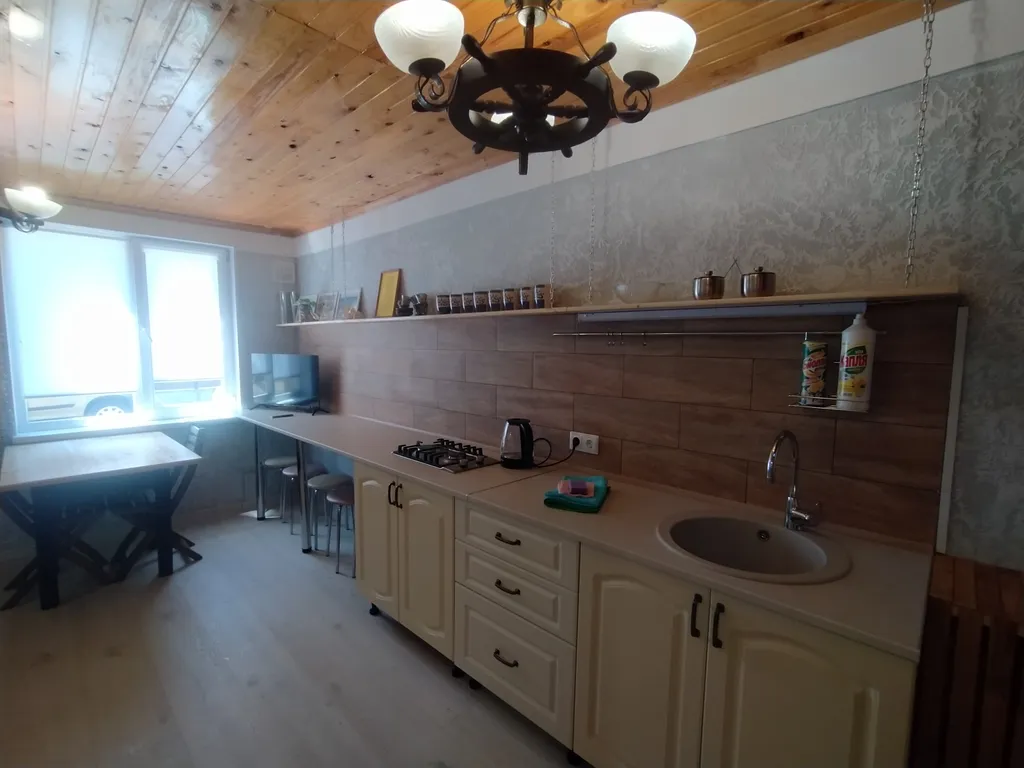 Дом через сосновый лес у Балтийского моря