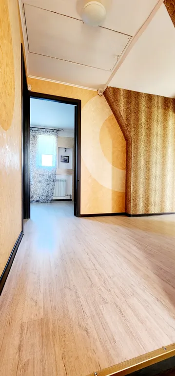 Дом с шикарной беседкой на озере