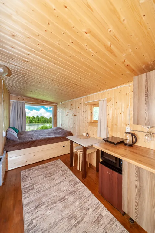 Домик с панорамным окном на берегу озера