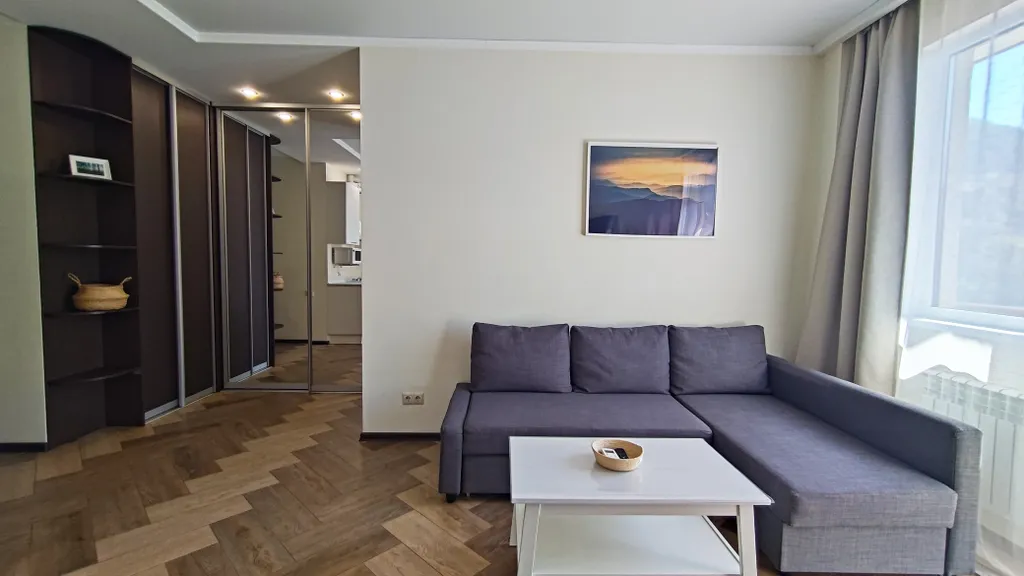 Просторный апартамент с панорамным видом на горы в центре. Спальня