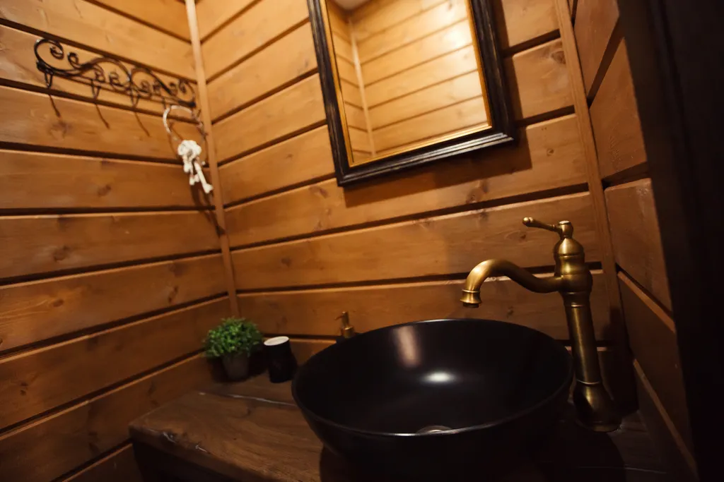 Коттедж в стиле итальянского деревенского дома с видом на озеро