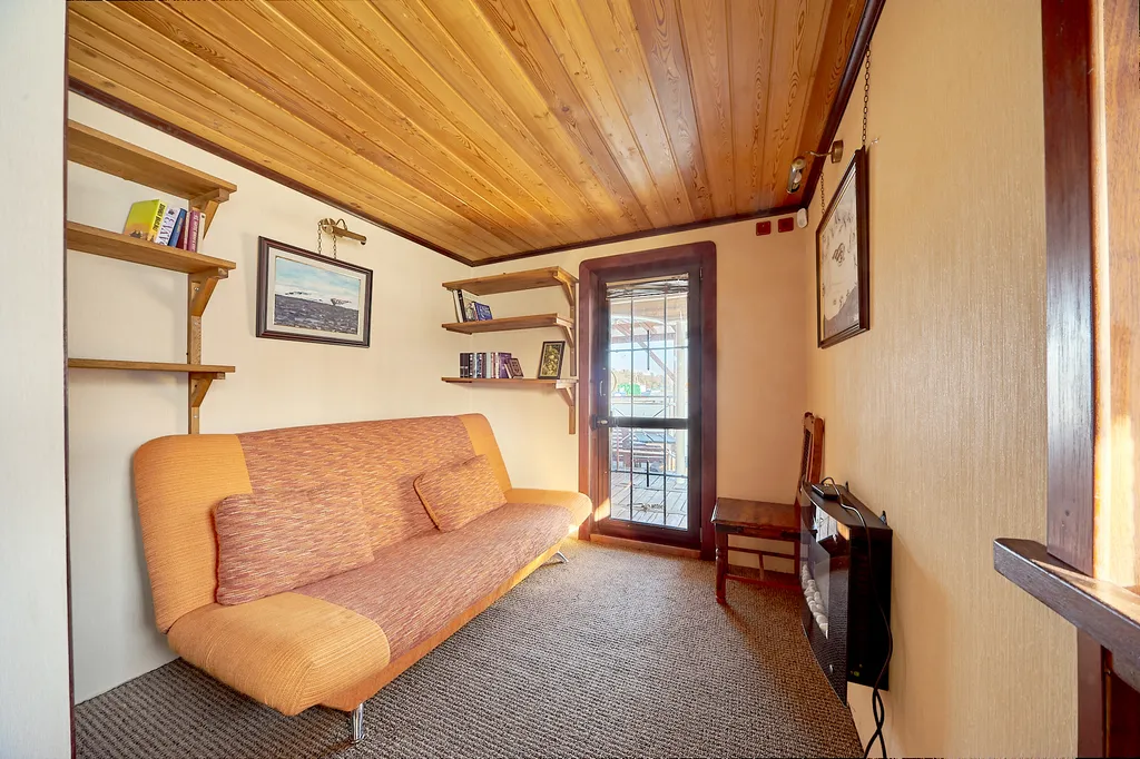 Дом на воде Nevo у берега Крестовского острова