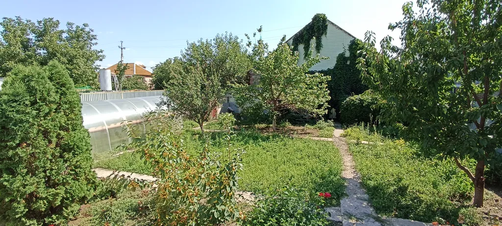 Дом с навесом и парковкой