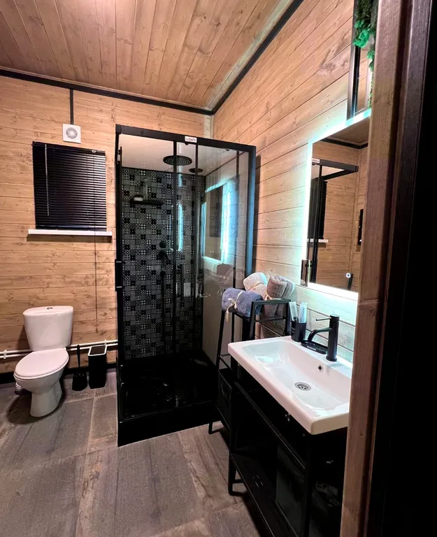 Дом в стиле барнхаус с японской купелью фурако на террасе