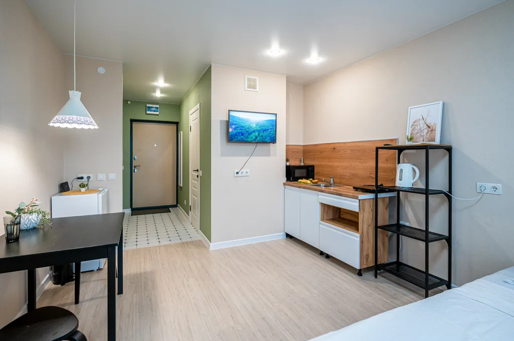 Студия c вау-эффектом в центре с панopaмным балконoм