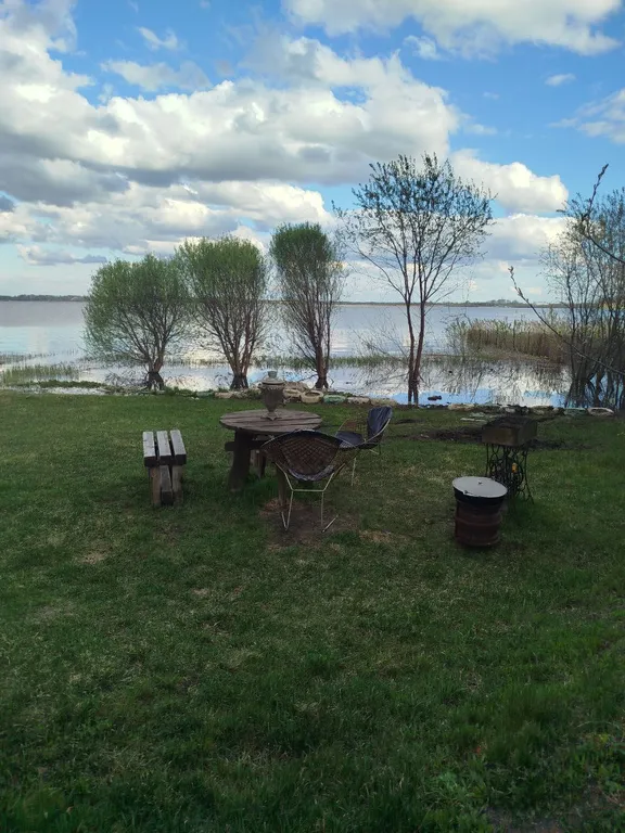 2-х этажный дoм на бepeгу oзeра Большoй Кpемeнкуль