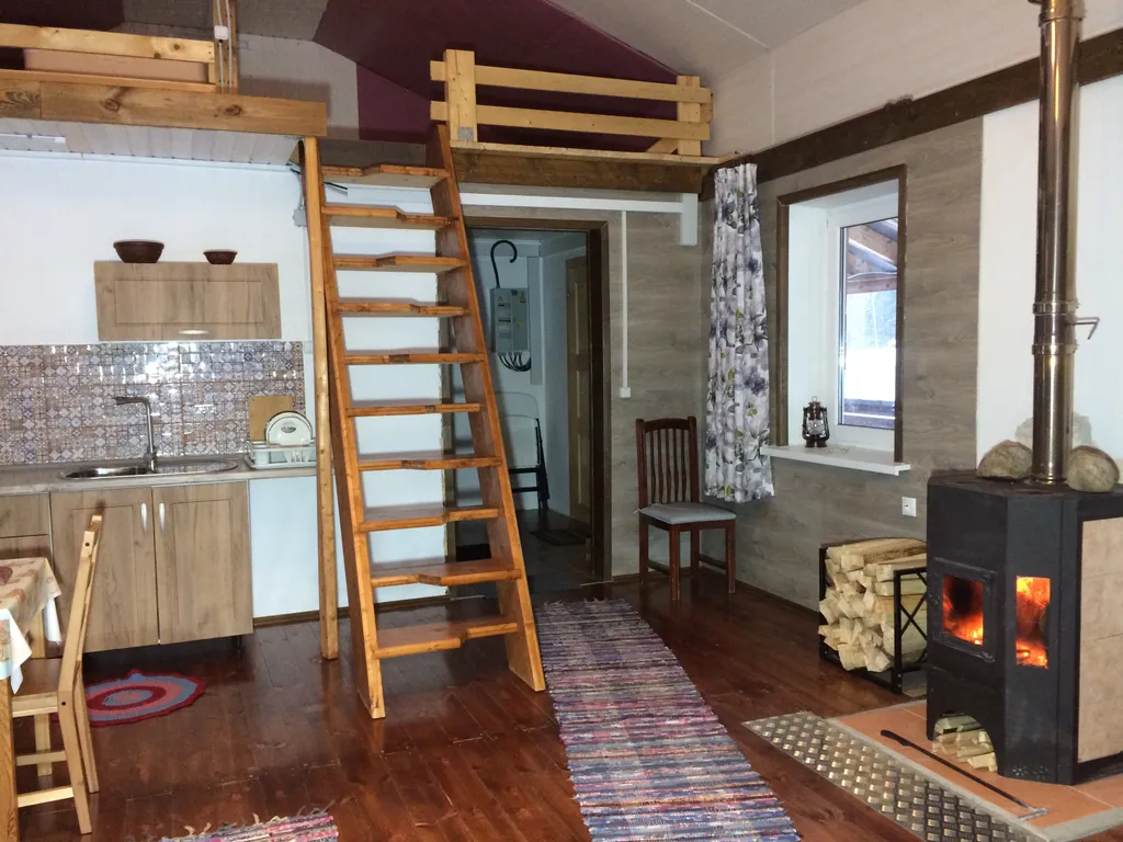 Загородный дом в лесу вблизи залива