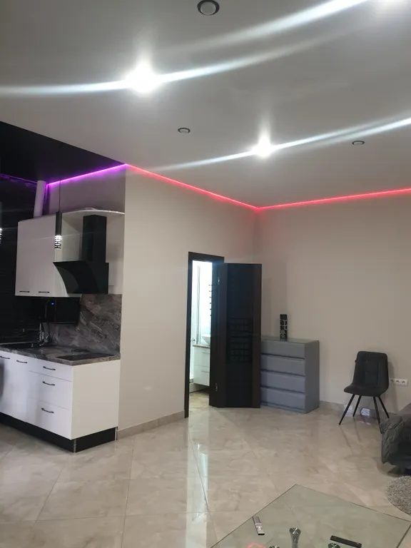 Дизайнерская современная студия в новом доме сердца центра города