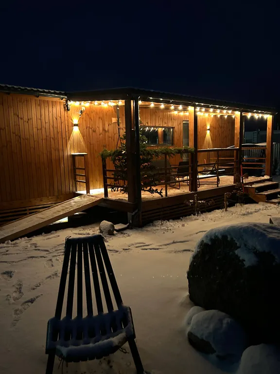 Уютный домик Karhumökki в окружении соснового леса и озер, у Игоры