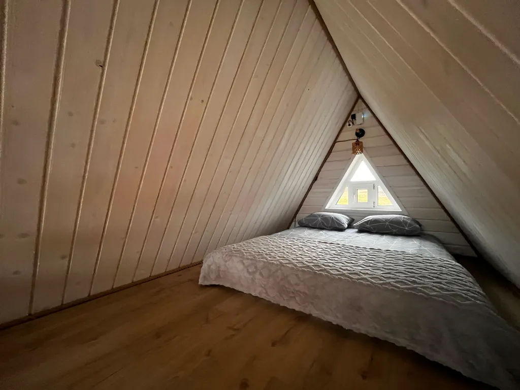 Домик в стиле А-фрейм на озере Волго