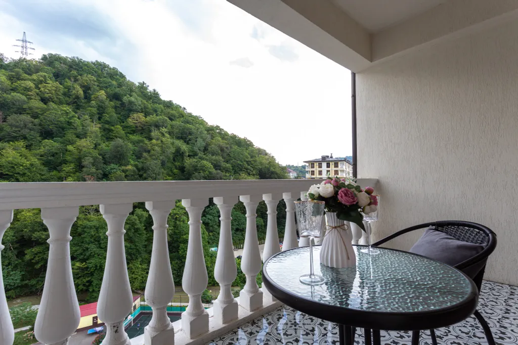 Квартира с балконом и видом на гору