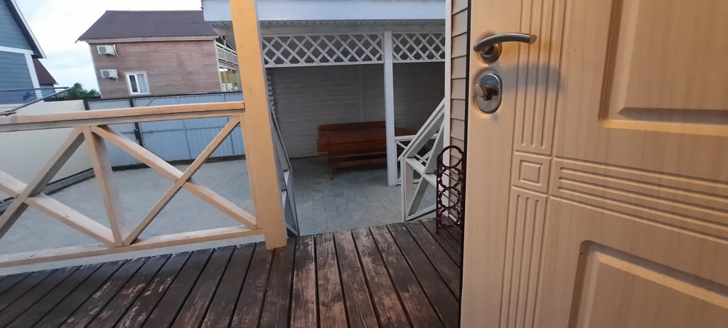 Коттедж с собственной территорией, большой беседкой и мангальной зоной