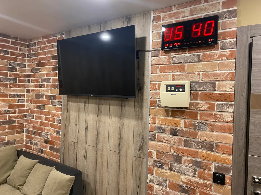 Современный новый дом с баней и банным чаном и бассейном