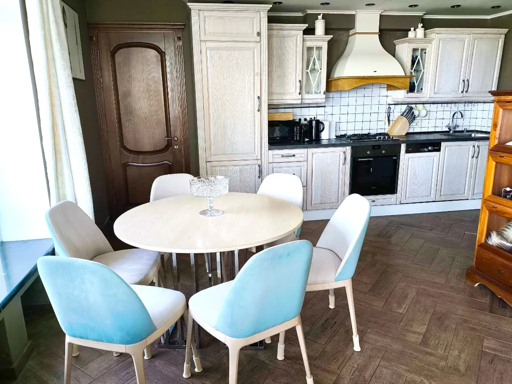 Двухэтажный дом с видом на море