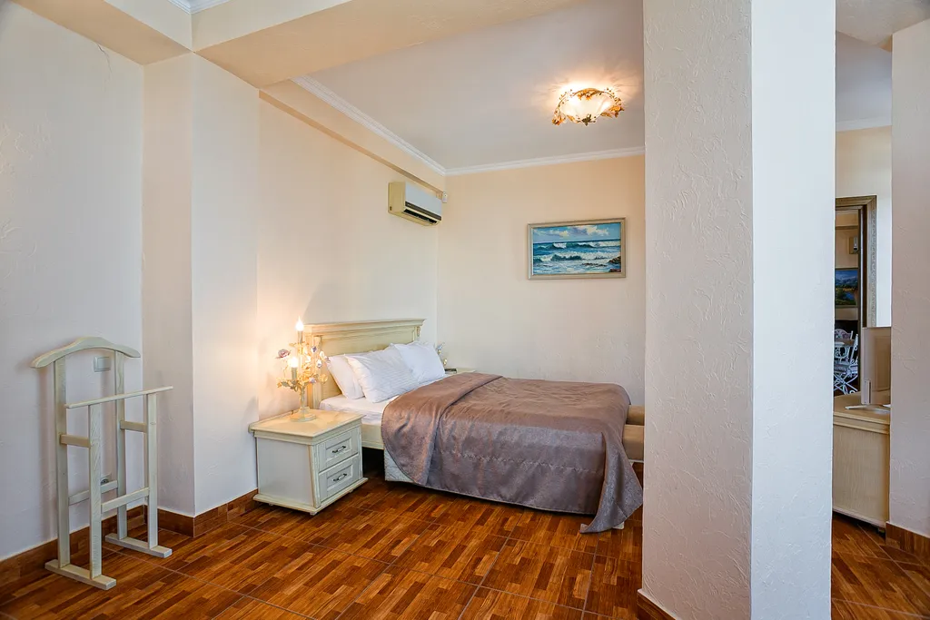 Просторная видовая двухкомнатная квартира на берегу моря в Ливадии