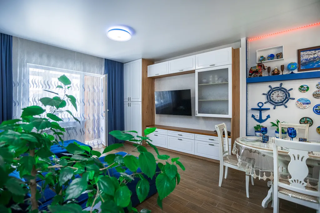 Большая евродвушка на берегу открытого моря