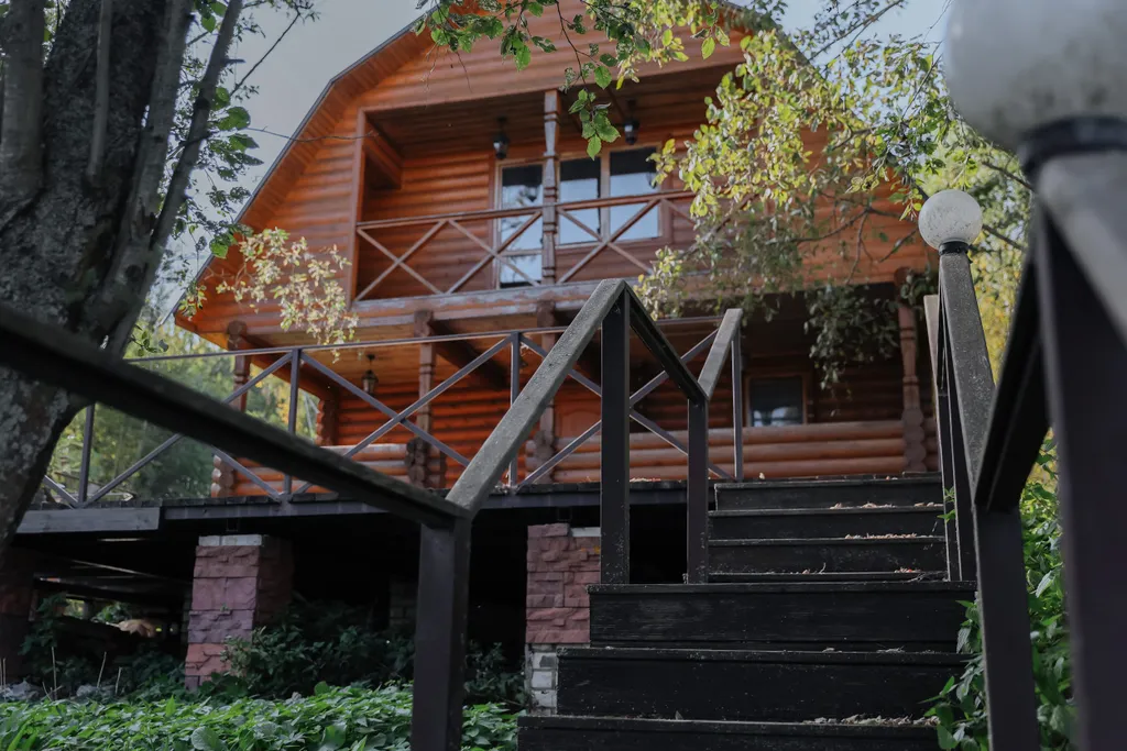 Огромная фамильная усадьба с баней на берегу водохранилища