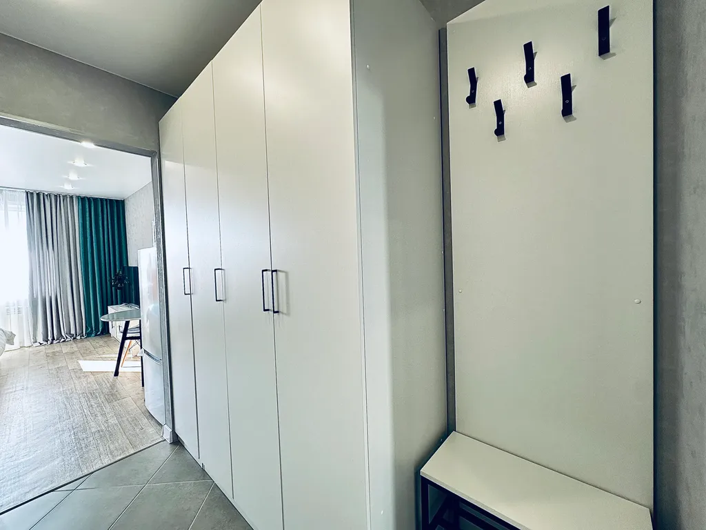 Студия с видом на город