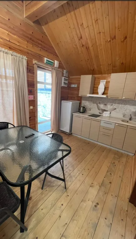 Четырёхместный сруб-коттедж из сибирского кедра — аренда посуточно в Ольгинка