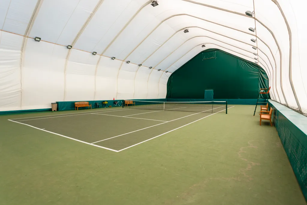 Дом с сауной и теннисными кортами