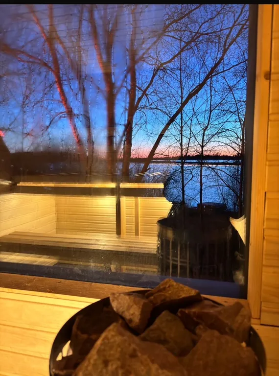 Дом на берегу реки с видом на закат